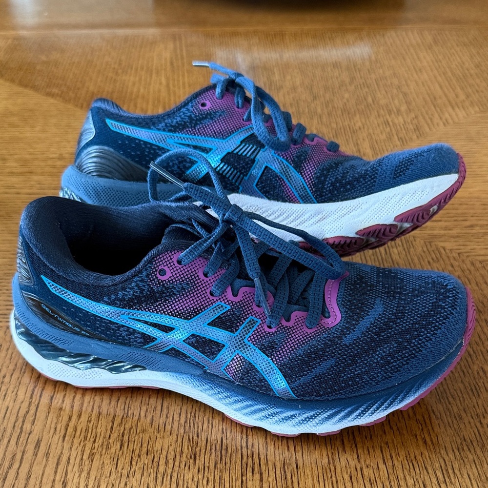 Women’s ASICS GEL-NIMBUS 23 size 6 running shoes